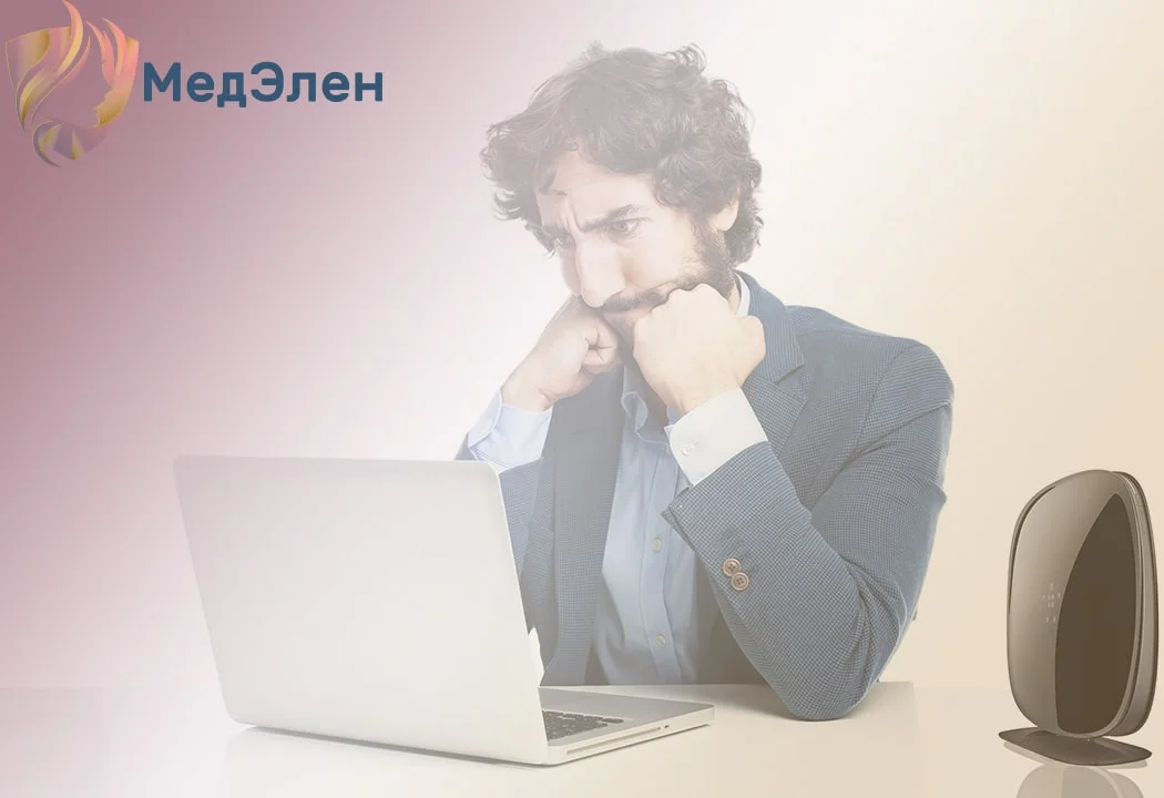 Борат задумчиво сидит перед ноутбуком